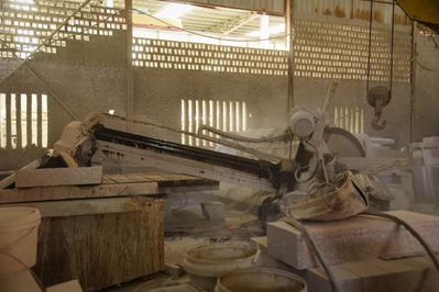 重拳出擊!南安市石井鎮(zhèn)開展石材企業(yè)污染整治行動,對三無石材廠機臺進行破壞處理