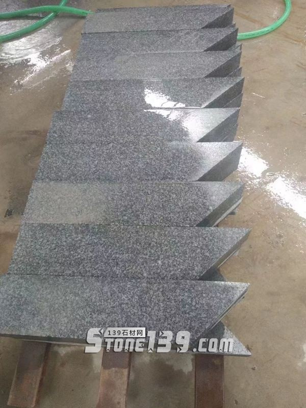 【鐘山大枋石業(yè)】經(jīng)營(yíng)廣西芝麻黑654毛光板、樹(shù)池石、水溝蓋板、馬蹄石、園林環(huán)境等異形石材