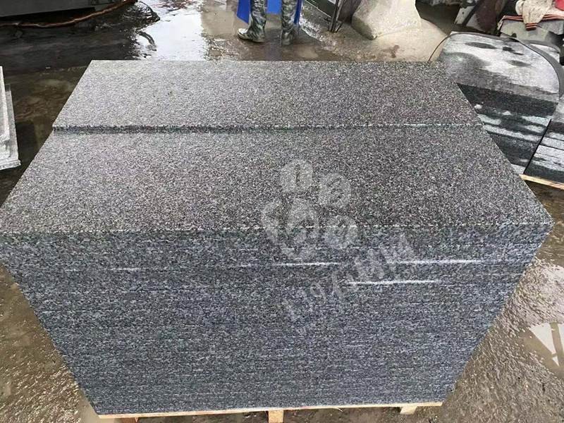 【鐘山大枋石業(yè)】經(jīng)營(yíng)廣西芝麻黑654毛光板、樹(shù)池石、水溝蓋板、馬蹄石、園林環(huán)境等異形石材