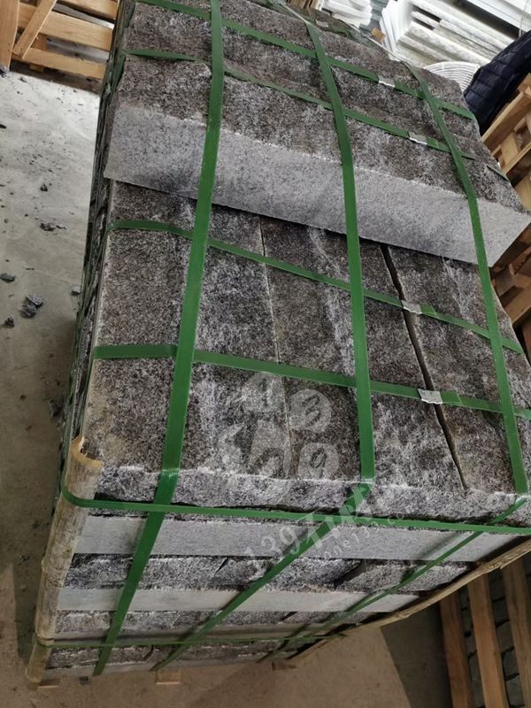 鐘山瑞全石材工藝廠主營(yíng)鐘山青、路沿石、馬蹄石、欄桿欄板、石球異形、以及石桌等石材家具