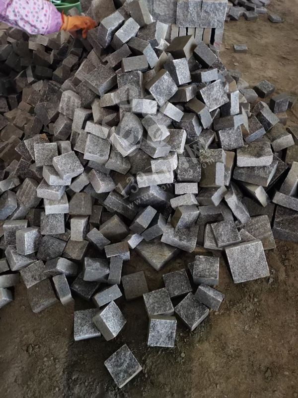 鐘山瑞全石材工藝廠主營(yíng)鐘山青、路沿石、馬蹄石、欄桿欄板、石球異形、以及石桌等石材家具