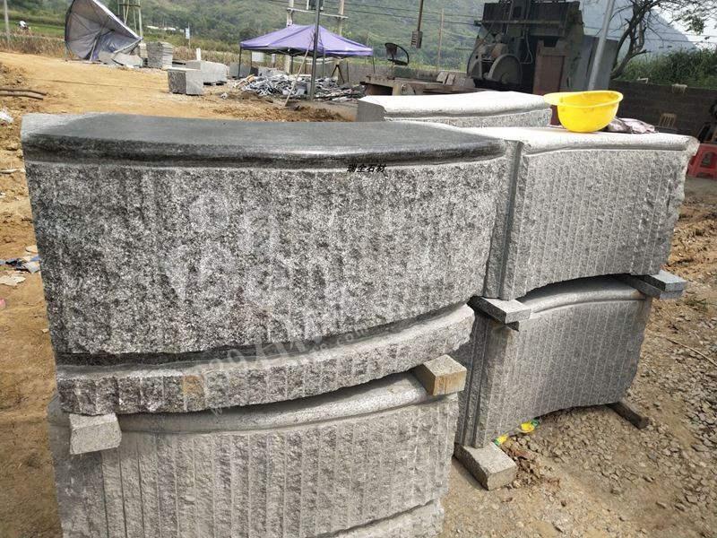 鐘山瑞全石材工藝廠主營(yíng)鐘山青、路沿石、馬蹄石、欄桿欄板、石球異形、以及石桌等石材家具