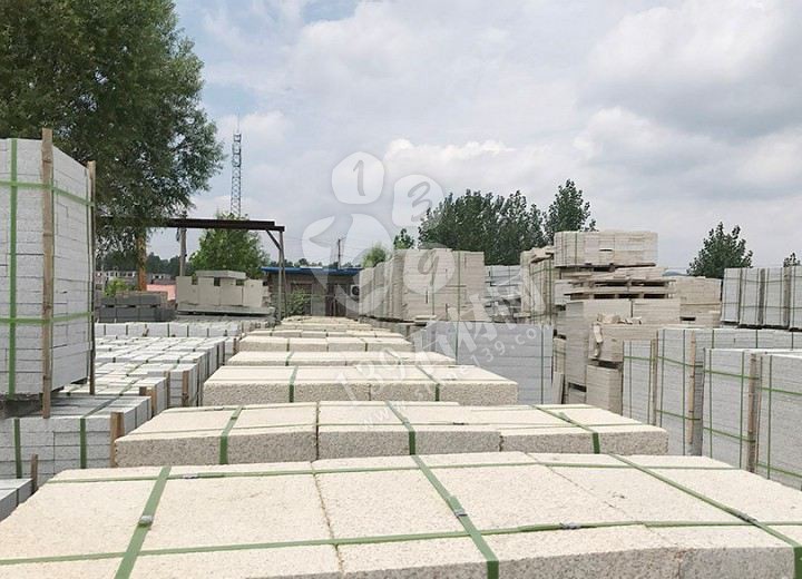 【南陽金泰石業(yè)】主營河南黃金麻、河南黃銹石方城芝麻白花崗巖園林工程配套用石