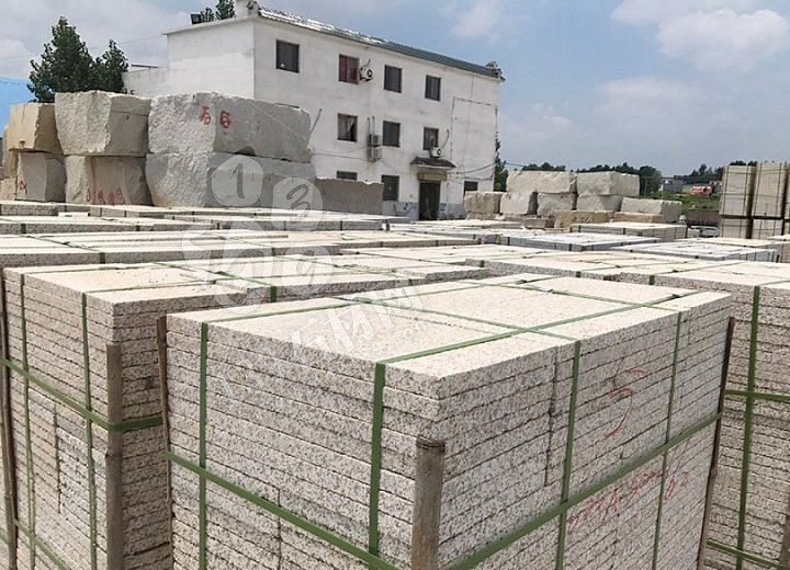 【南陽金泰石業(yè)】主營河南黃金麻、河南黃銹石方城芝麻白花崗巖園林工程配套用石