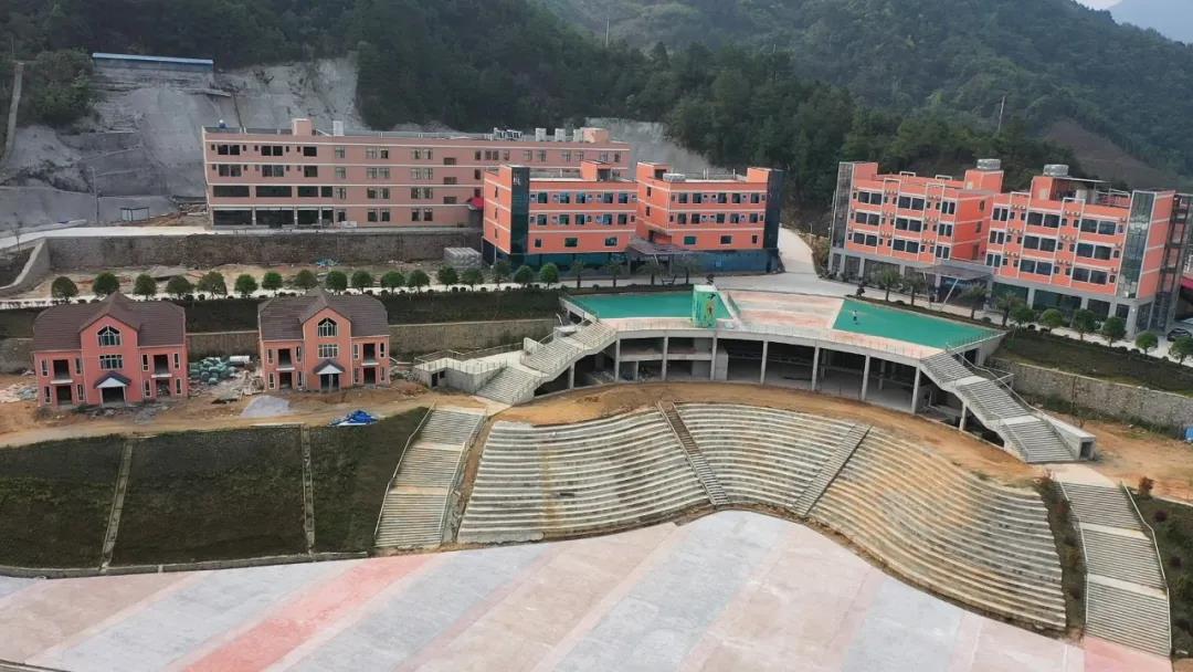 廣西廢棄礦山變身“足球小鎮”,預計實現營收20億元