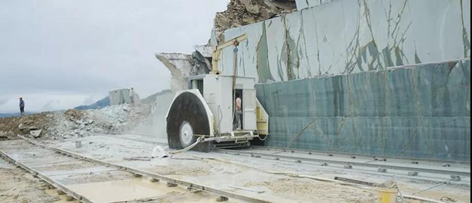 廣西青石桂林龍勝縣輝綠巖石材礦山及超大荒料欣賞!