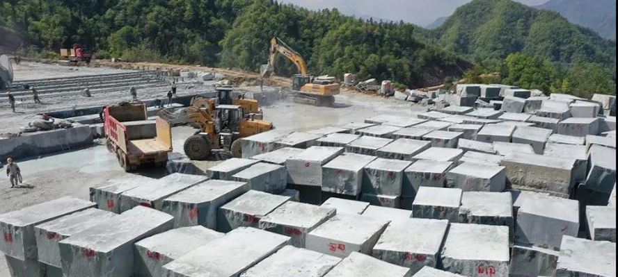 四川萬源青石礦山開采現場實拍圖