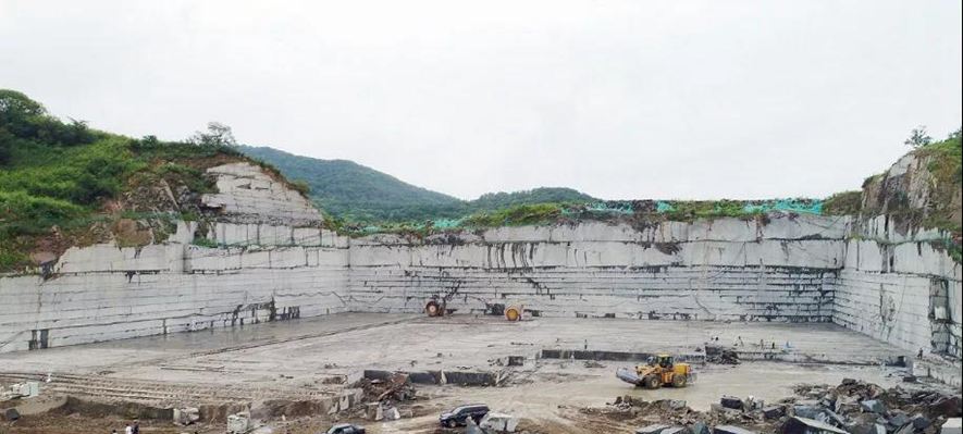 吉林省磐石市花崗巖產(chǎn)區(qū)吉祥黑、吉祥紅石材及礦山鑒賞!