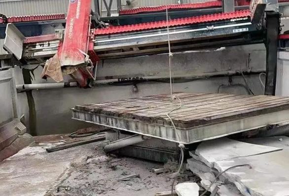 麻城石材工人砸廠事件持續(xù)發(fā)酵，警方已介入調(diào)查！兩敗俱傷，得不償失！