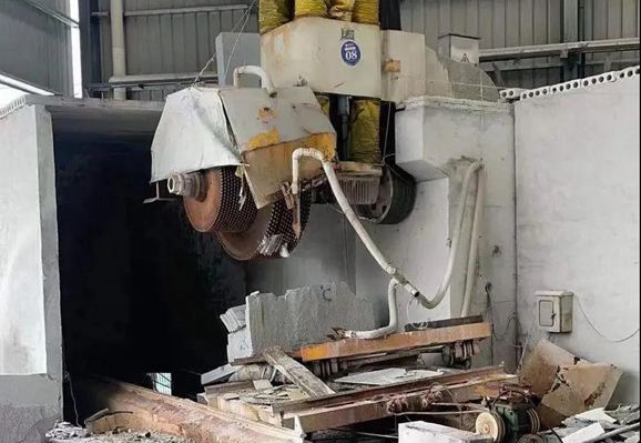 麻城石材工人砸廠事件持續(xù)發(fā)酵，警方已介入調(diào)查！兩敗俱傷，得不償失！