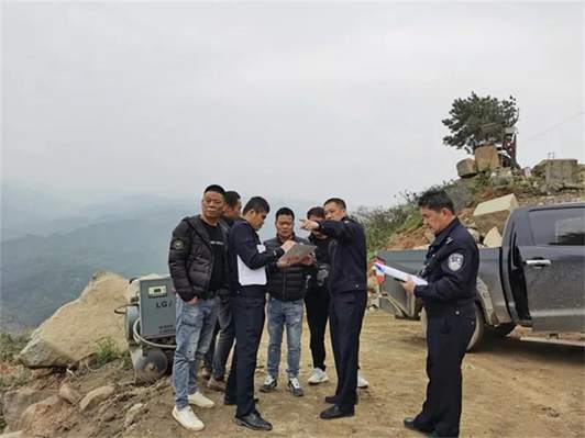 鐘山縣(廣西芝麻黑產地)警方成功偵破!擅自占用林地開采花崗巖石材案件