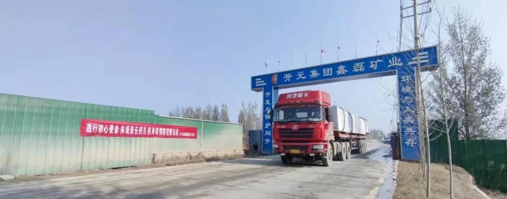 山東汶上水牛山礦區15米巨石門牌石成功吊裝承運