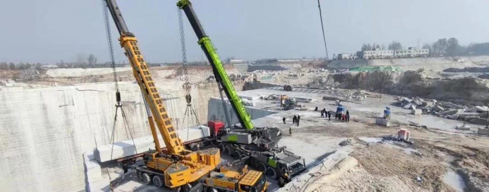 山東汶上水牛山礦區15米巨石門牌石成功吊裝承運