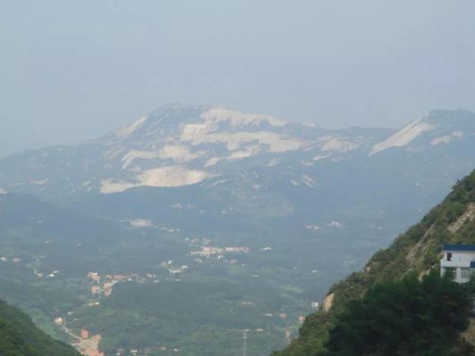 湖北麻城石材礦山資源可開采一百年以上,芝麻白色差小受房產青睞
