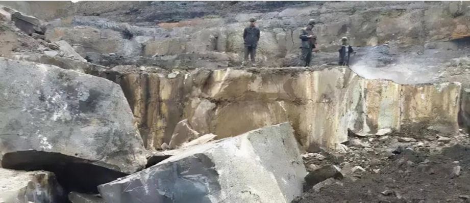 四川雅安滎經(jīng)縣石材產(chǎn)品中國(guó)紅、滎經(jīng)紅、雅蒙黑石材