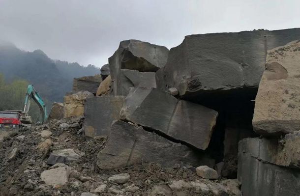 四川雅安滎經(jīng)縣石材產(chǎn)品中國(guó)紅、滎經(jīng)紅、雅蒙黑石材