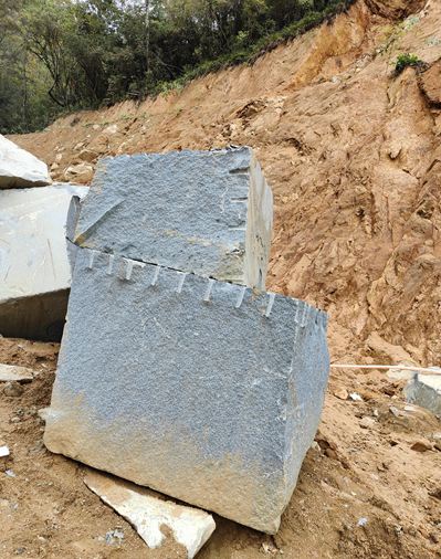 四川芝麻黑花崗巖產區石棉縣礦山及石材欣賞！