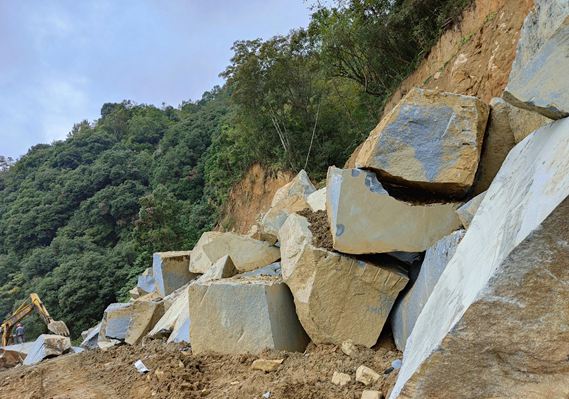 四川芝麻黑花崗巖產區石棉縣礦山及石材欣賞！
