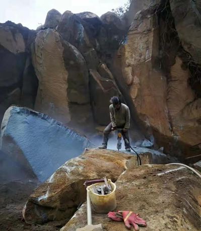 四川芝麻黑花崗巖產區石棉縣礦山及石材欣賞！