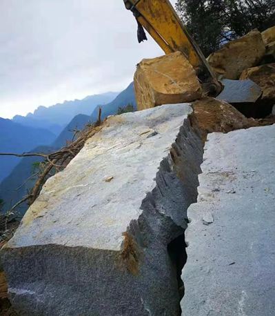 四川芝麻黑花崗巖產區石棉縣礦山及石材欣賞！