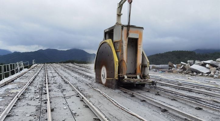 安徽芝麻灰石材產(chǎn)地旌德縣花崗巖礦山及灰麻石材欣賞!