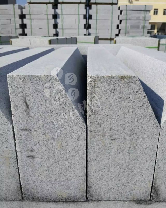 麻城張順利石材廠主要經營湖北芝麻白、芙蓉白環境石,地鋪石,路延石,小方石