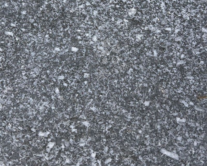 洪剛石業主要經營安徽芝麻黑（金寨黑花崗巖）路沿石、斧剁面、盲道石、蘑菇石等產品