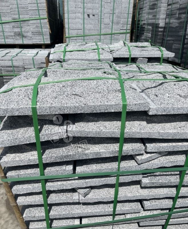 洪剛石業主要經營安徽芝麻黑（金寨黑花崗巖）路沿石、斧剁面、盲道石、蘑菇石等產品