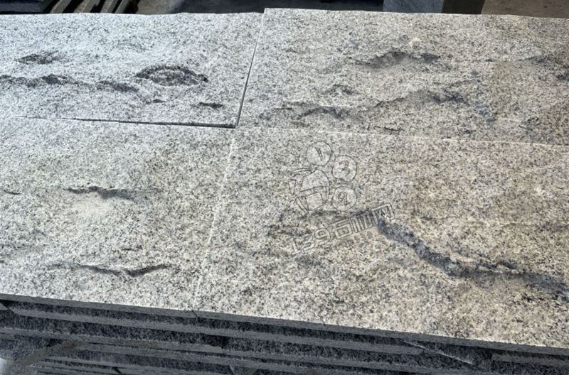 洪剛石業主要經營安徽芝麻黑（金寨黑花崗巖）路沿石、斧剁面、盲道石、蘑菇石等產品