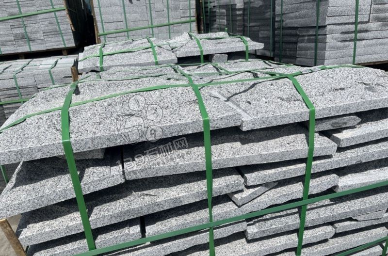 洪剛石業主要經營安徽芝麻黑（金寨黑花崗巖）路沿石、斧剁面、盲道石、蘑菇石等產品