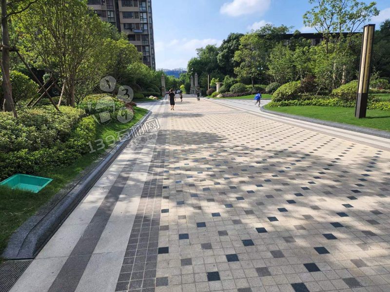 小區路沿石用進口花崗巖裝飾的實拍案例