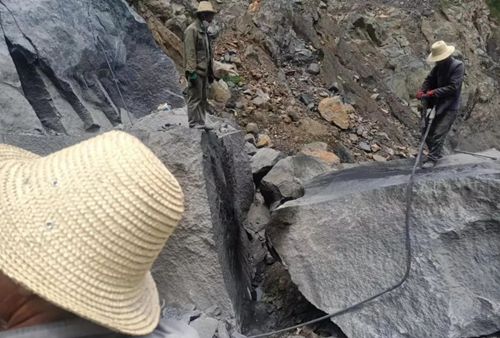 墓碑好石材:四川冕寧縣鳳凰黑石材欣賞