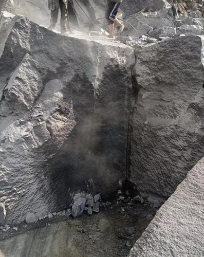 墓碑好石材:四川冕寧縣鳳凰黑石材欣賞