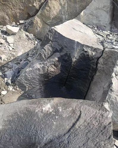 墓碑好石材:四川冕寧縣鳳凰黑石材欣賞