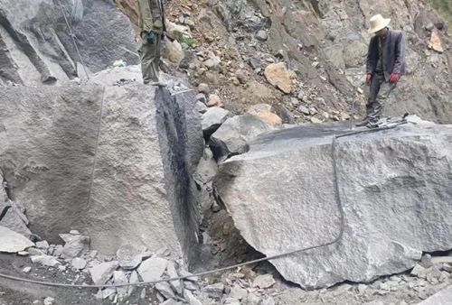 墓碑好石材:四川冕寧縣鳳凰黑石材欣賞