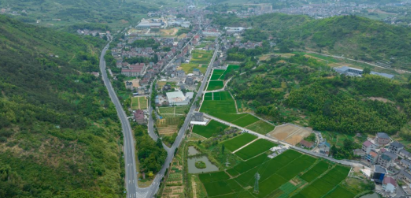 浙江桐廬鐘山鄉(xiāng):4坐石材礦山(芝麻黑)已全部關停,灰山白水到綠水青山變金山銀山 浙江桐廬石材