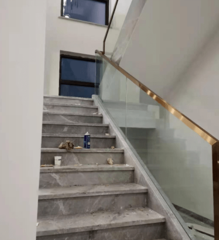 干貨:石材樓梯搭配玻璃護欄欄桿的幾種做法 石材樓梯搭配玻璃護欄欄桿