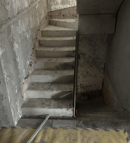 干貨:石材樓梯搭配玻璃護欄欄桿的幾種做法 石材樓梯搭配玻璃護欄欄桿