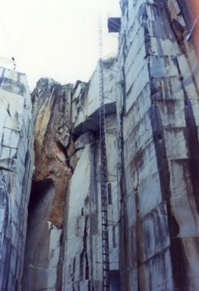 干貨分享給家里有礦的石材小伙伴:石材礦山開采工藝與設備解析 石材礦山開采工藝與設備解析