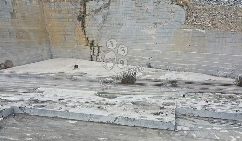 廣西芝麻黑礦山開采、金宏石業鐘山青(廠礦一體)