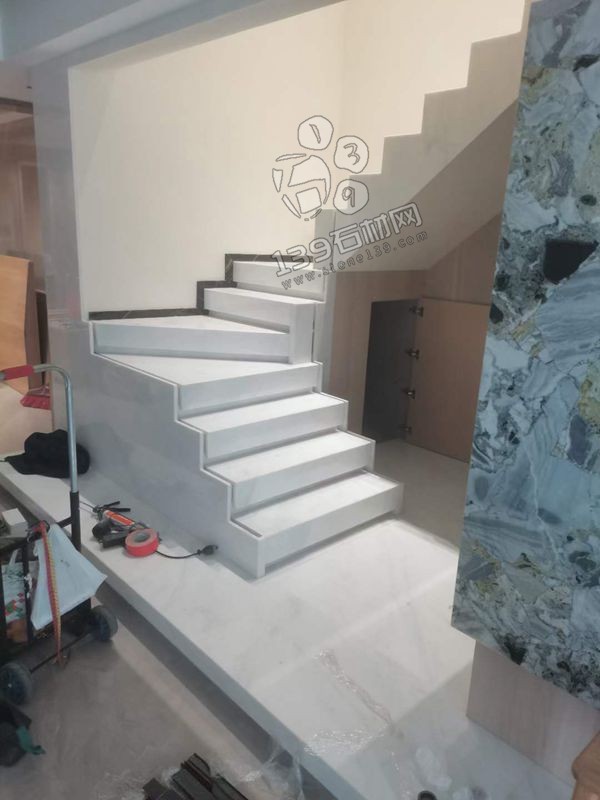 大理石家裝案例分析:東方白樓梯+冷翡翠(電視)背景墻