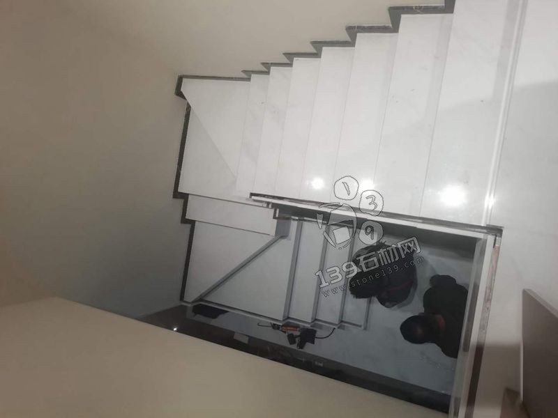 大理石家裝案例分析:東方白樓梯+冷翡翠(電視)背景墻