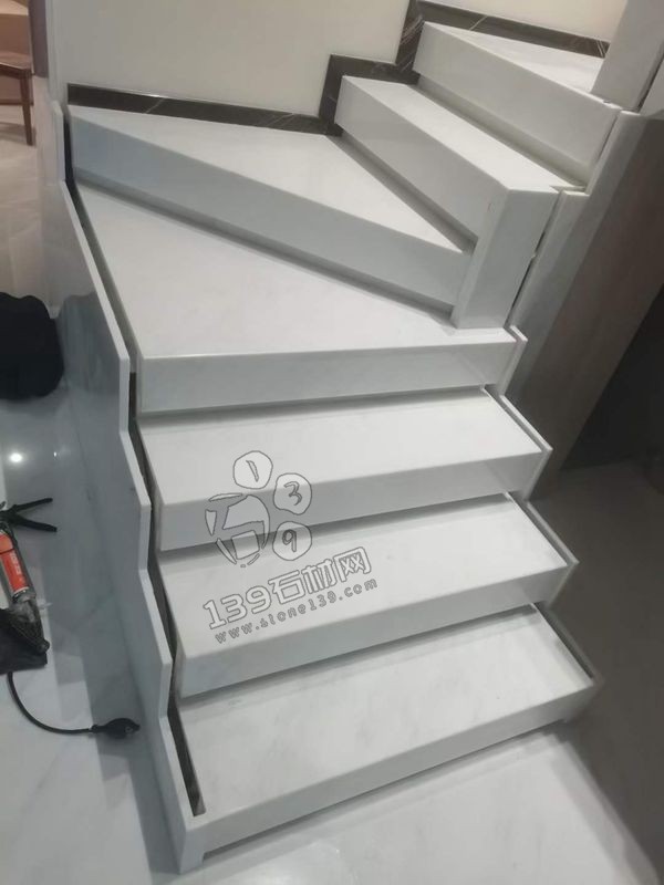 大理石家裝案例分析:東方白樓梯+冷翡翠(電視)背景墻