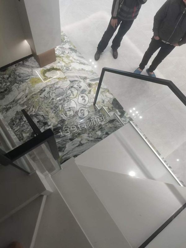 大理石家裝案例分析:東方白樓梯+冷翡翠(電視)背景墻