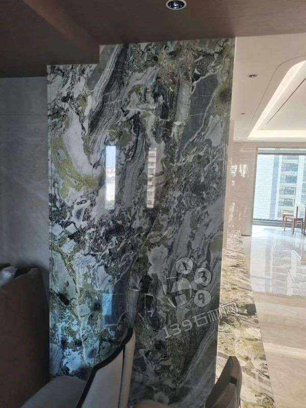 大理石家裝案例分析:東方白樓梯+冷翡翠(電視)背景墻