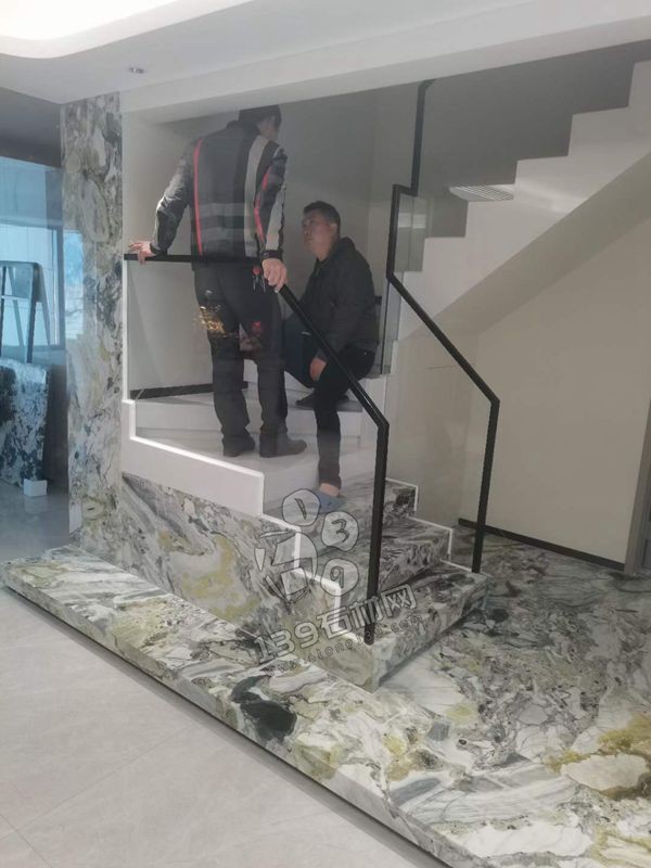 大理石家裝案例分析:東方白樓梯+冷翡翠(電視)背景墻