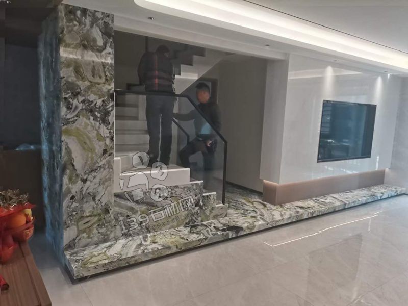 大理石家裝案例分析:東方白樓梯+冷翡翠(電視)背景墻