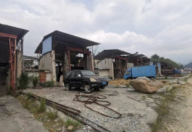 廣東信宜(海浪花產(chǎn)地)大成鎮(zhèn)這個(gè)大型石材加工廠,現(xiàn)在變得蕭條破落了,令人唏噓! 廣東海浪花產(chǎn)區(qū)信宜工廠