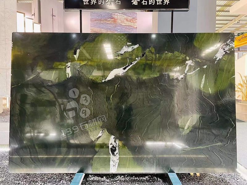 牛油果綠奢石高級(jí)色欣賞